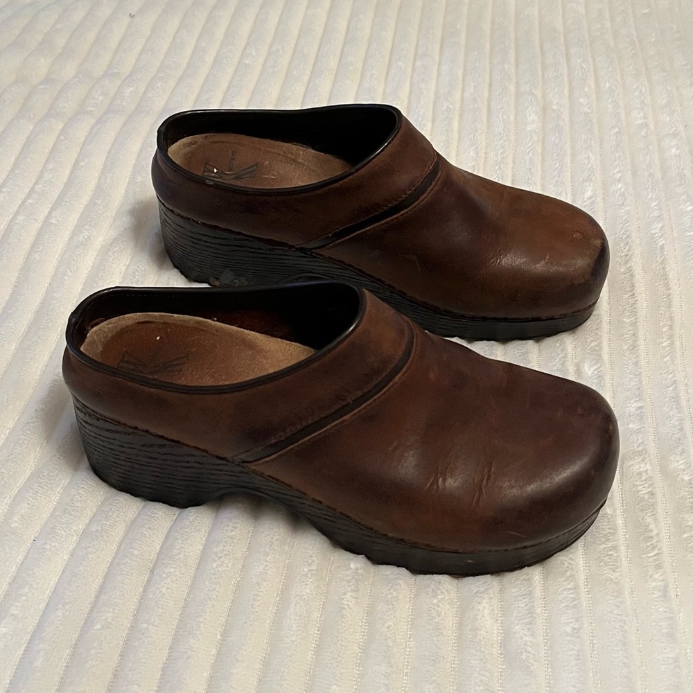 SOLD. Vintage Brown Leather Women's Clogs